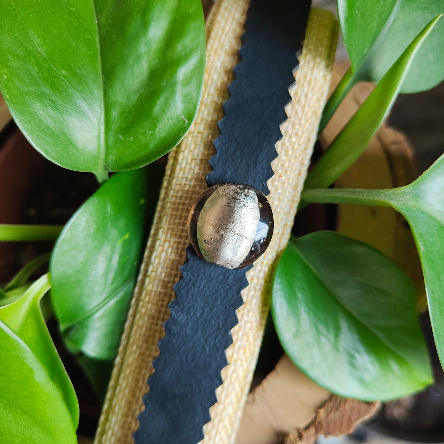 Bracelet dentelé et perle en verre