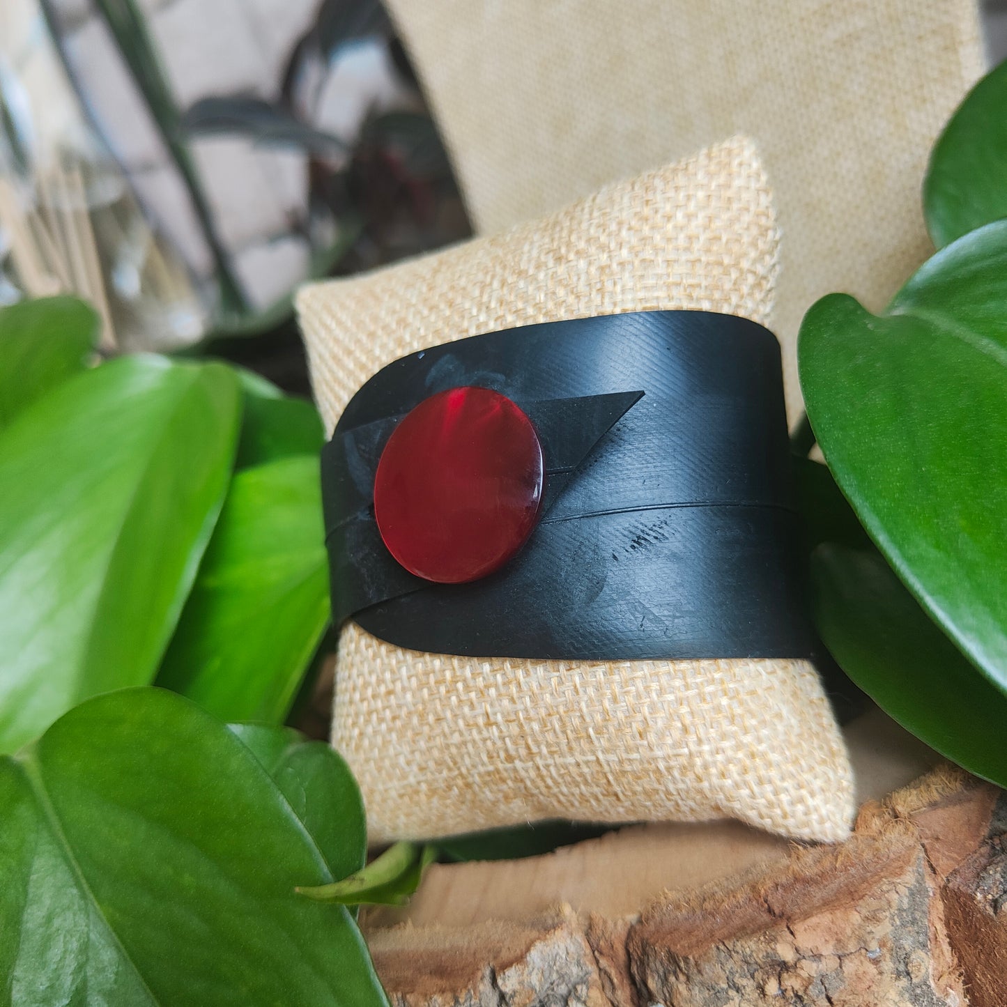 Manchette bouton rouge brillant