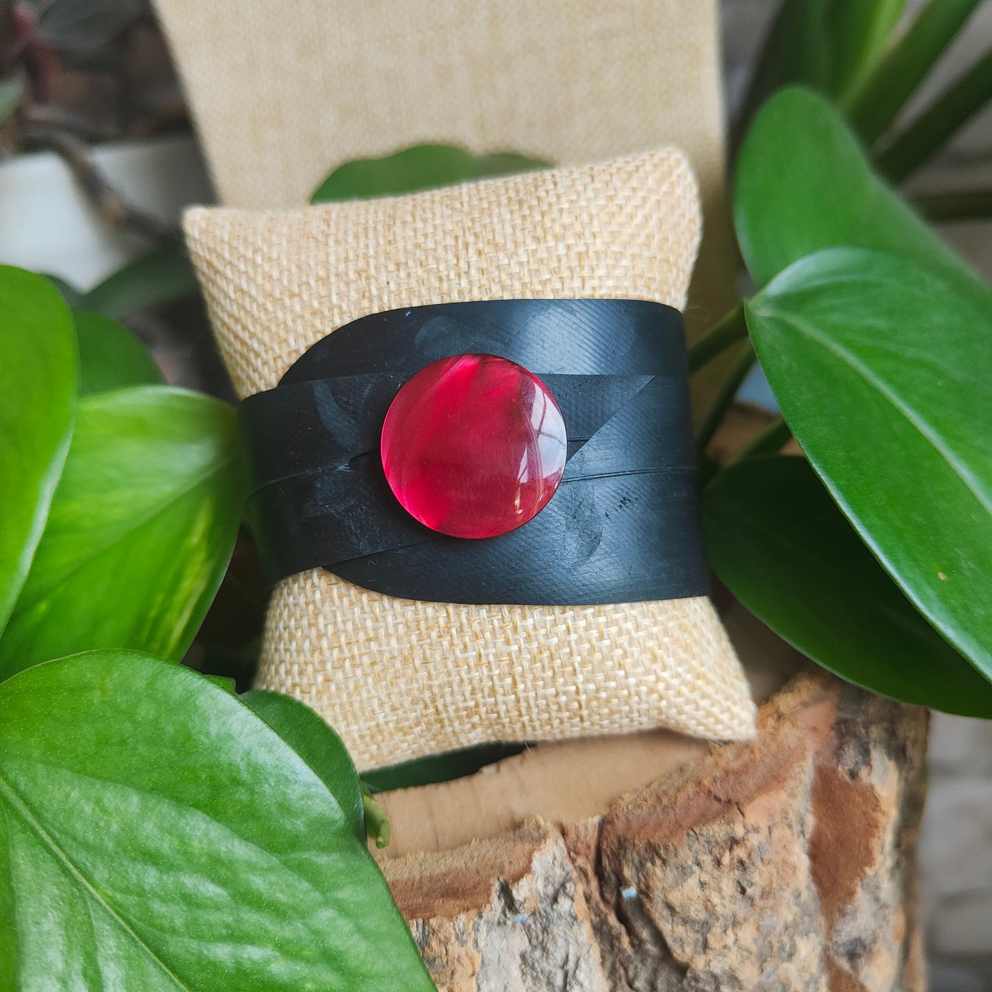 Manchette bouton rouge brillant
