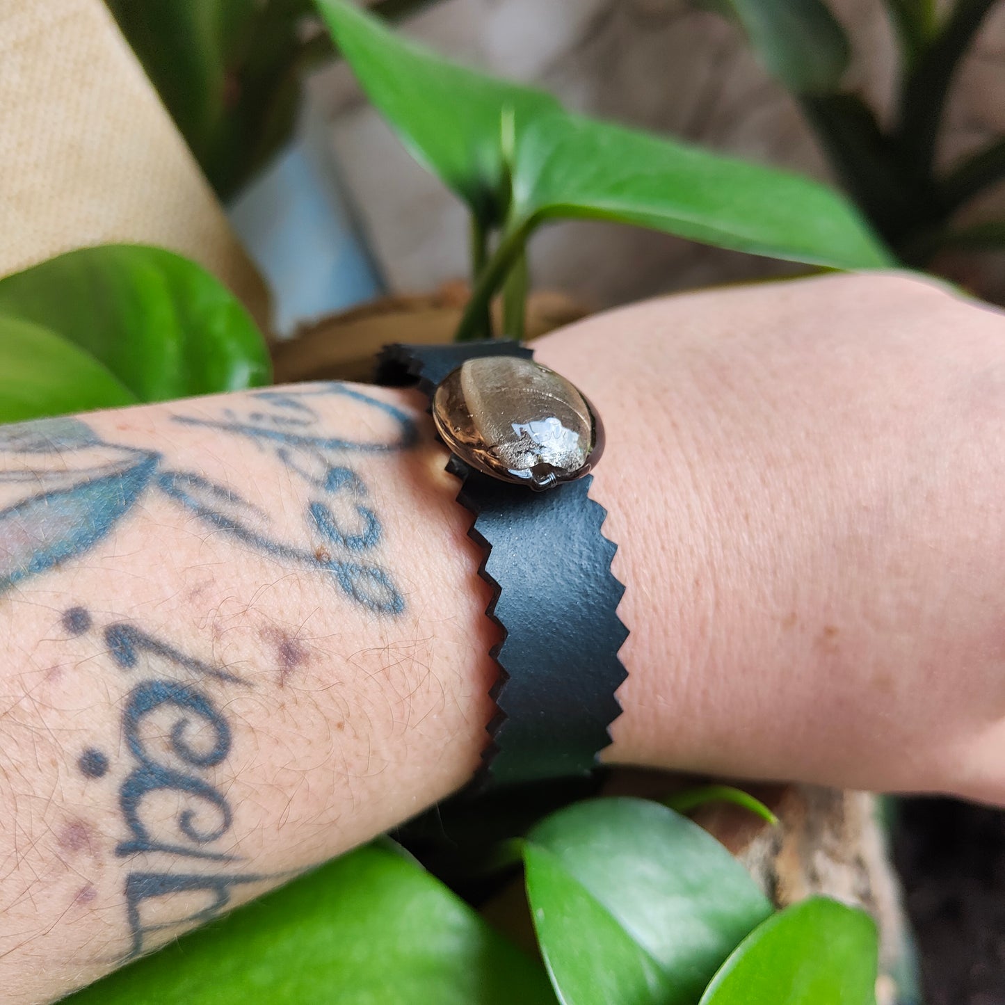 Bracelet dentelé et perle en verre