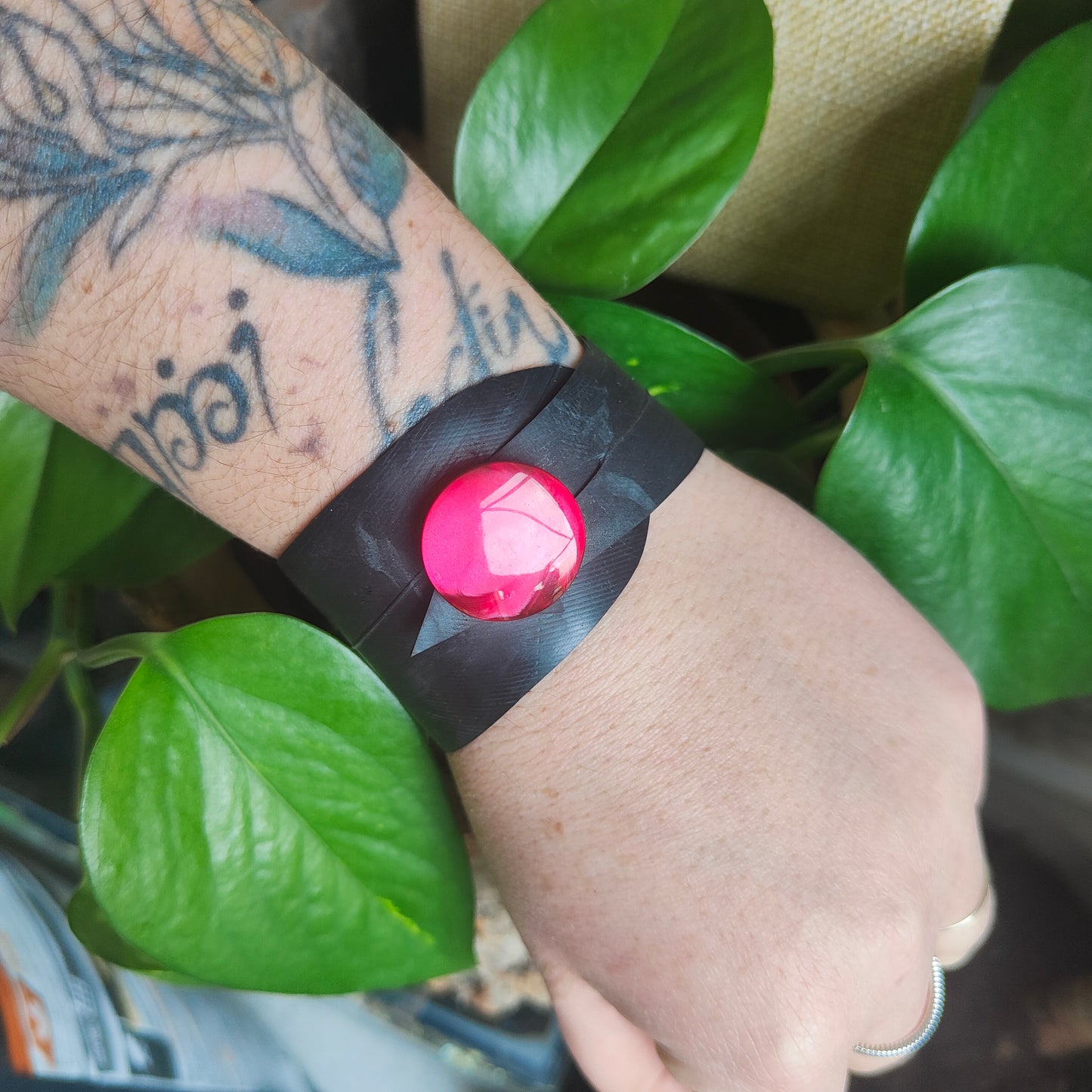 Manchette bouton rouge brillant