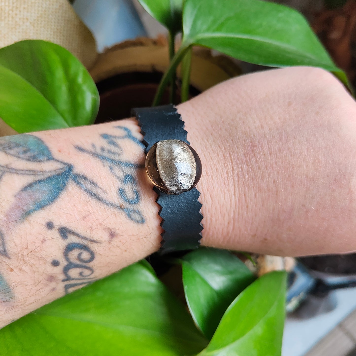 Bracelet dentelé et perle en verre